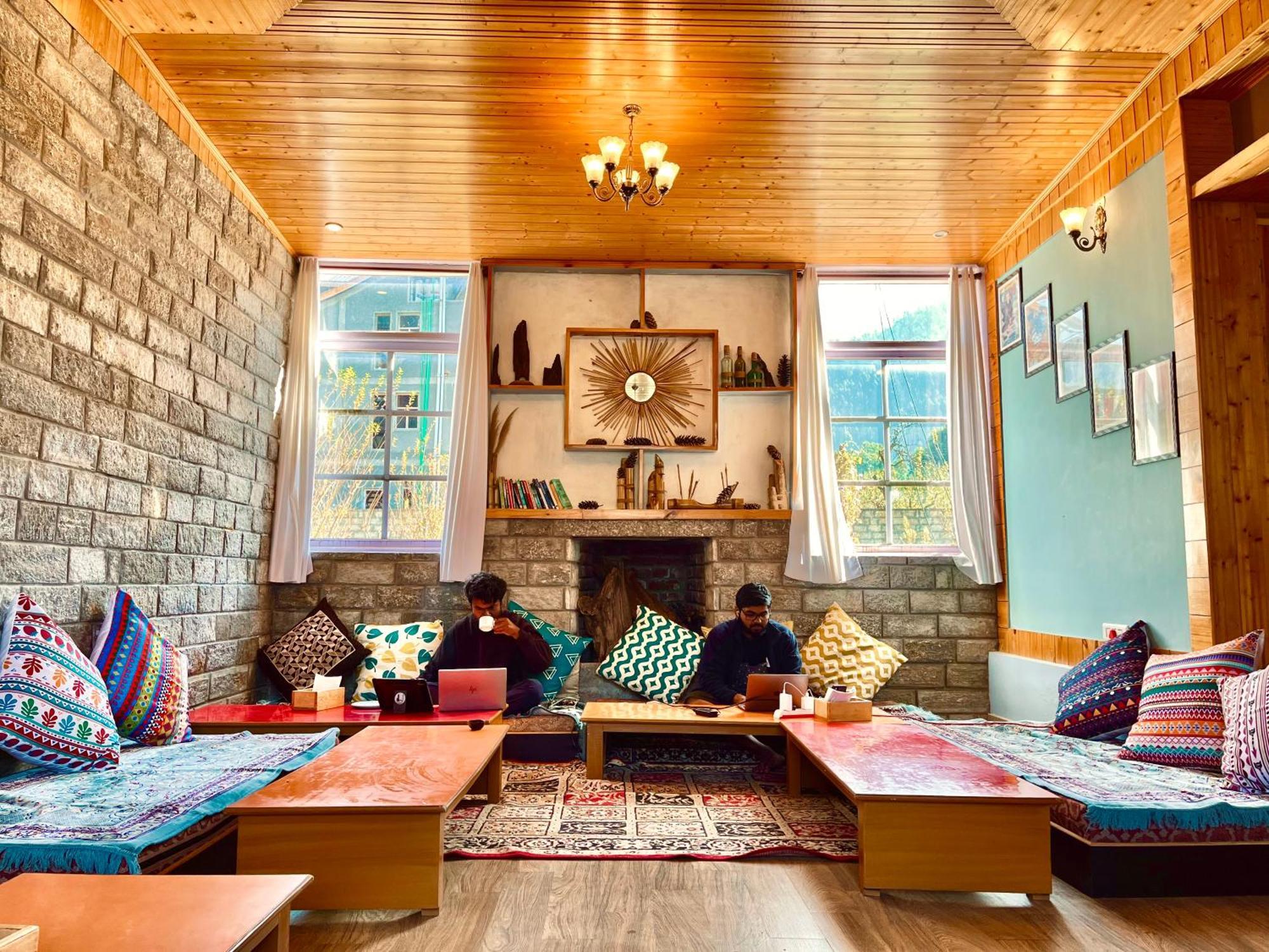 Fluestern Hostel And Cafe Nagar  Kültér fotó