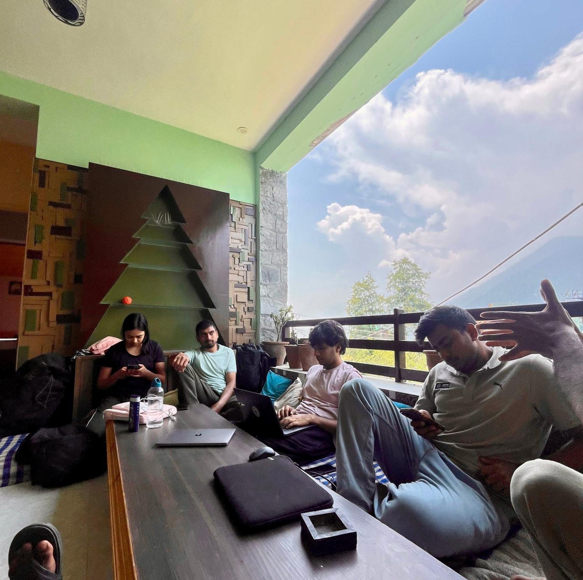 Fluestern Hostel And Cafe Nagar  Kültér fotó