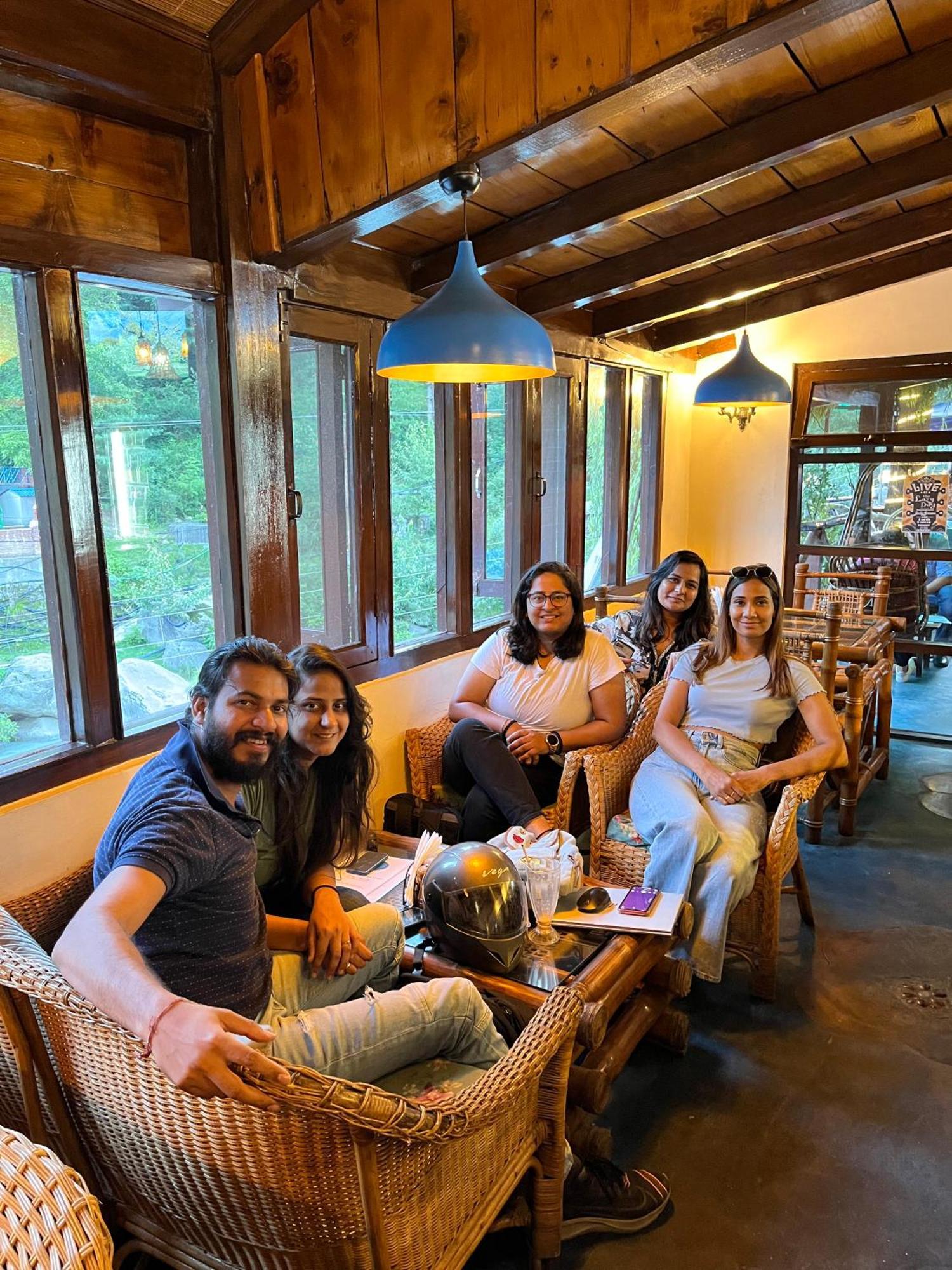 Fluestern Hostel And Cafe Nagar  Kültér fotó
