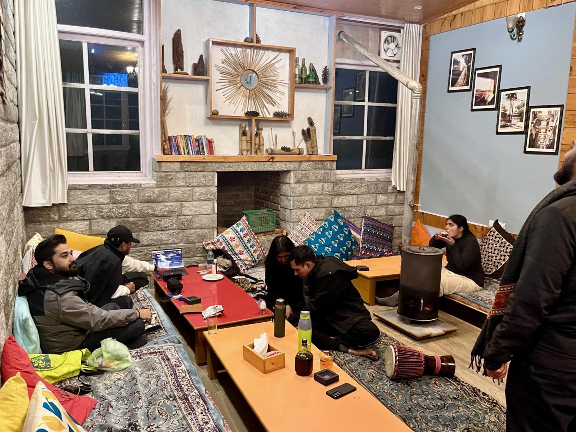 Fluestern Hostel And Cafe Nagar  Kültér fotó