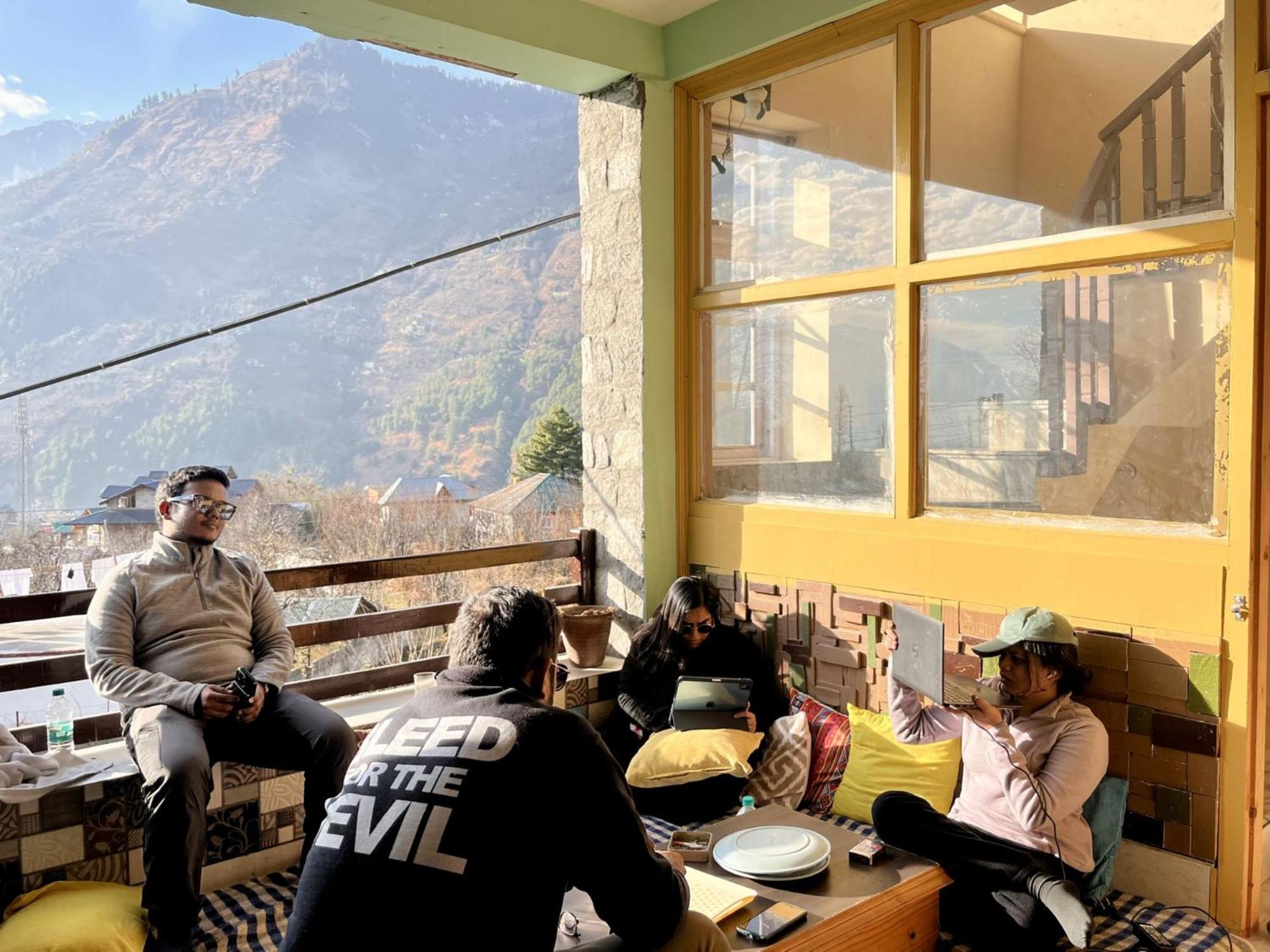 Fluestern Hostel And Cafe Nagar  Kültér fotó