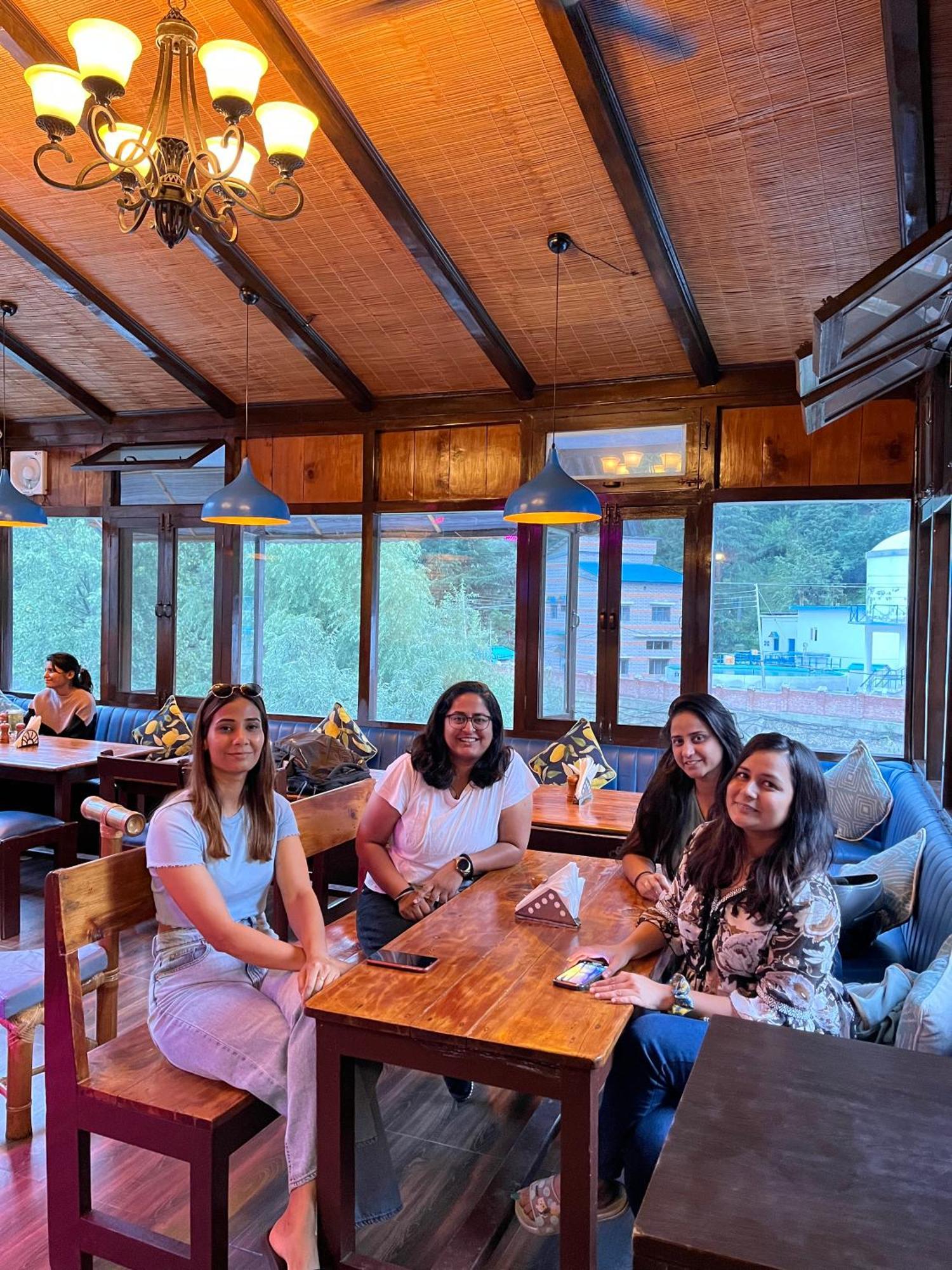 Fluestern Hostel And Cafe Nagar  Kültér fotó